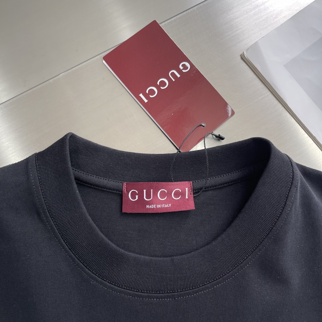 -GUCC 硅胶字母T恤 红蓝配色 字体风格具有手写感和艺术感 标志性双G进一步强化了品牌特征 肩部通肩