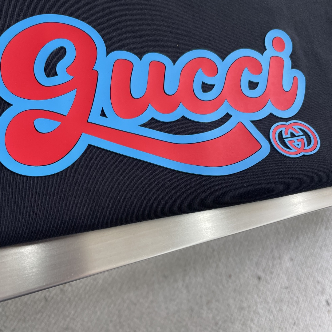 -GUCC 硅胶字母T恤 红蓝配色 字体风格具有手写感和艺术感 标志性双G进一步强化了品牌特征 肩部通肩