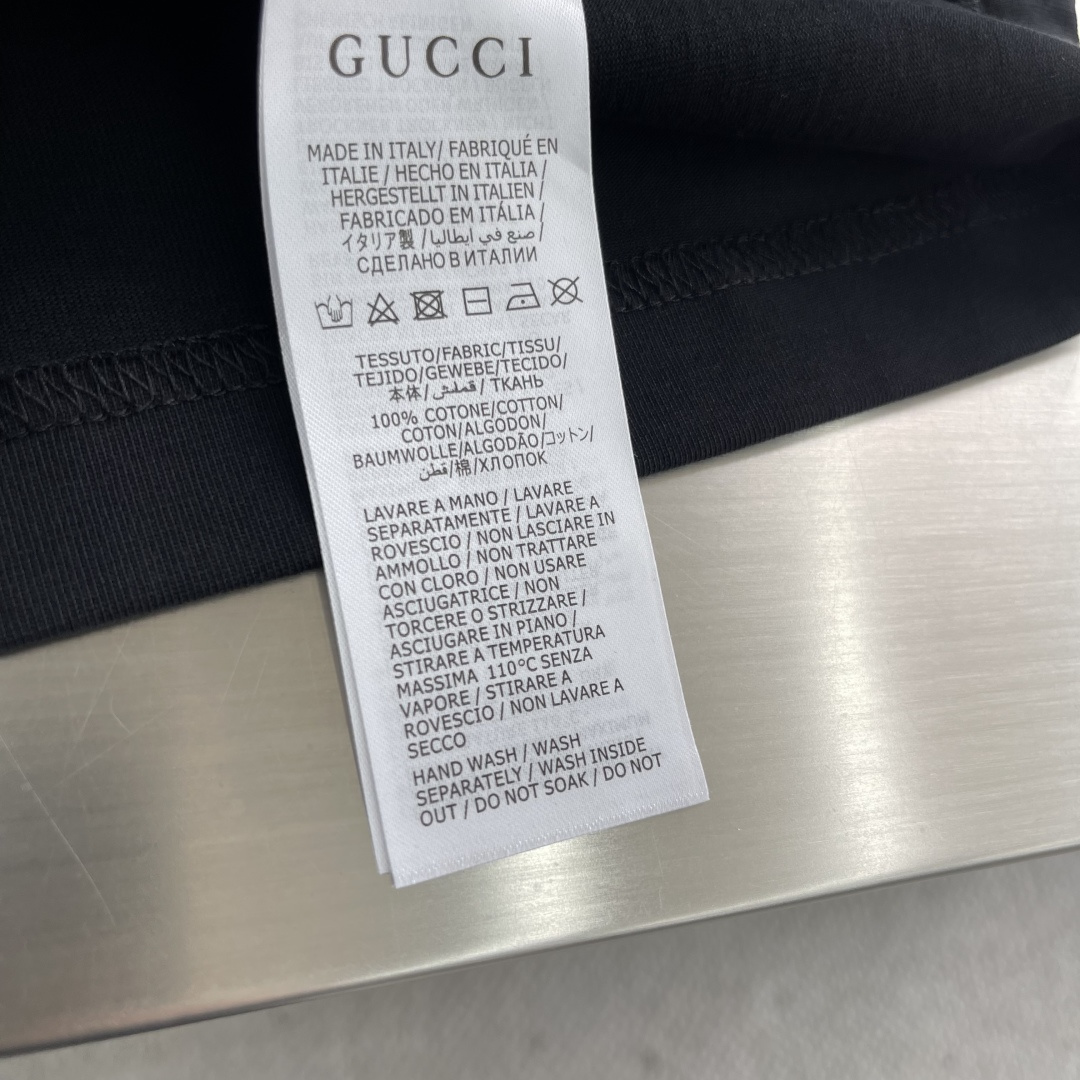 -GUCC 硅胶字母T恤 红蓝配色 字体风格具有手写感和艺术感 标志性双G进一步强化了品牌特征 肩部通肩