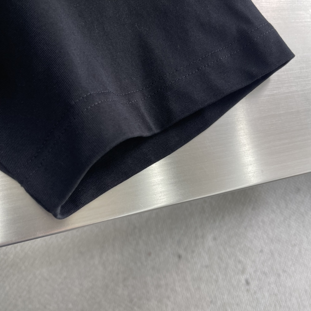 -GUCC 硅胶字母T恤 红蓝配色 字体风格具有手写感和艺术感 标志性双G进一步强化了品牌特征 肩部通肩