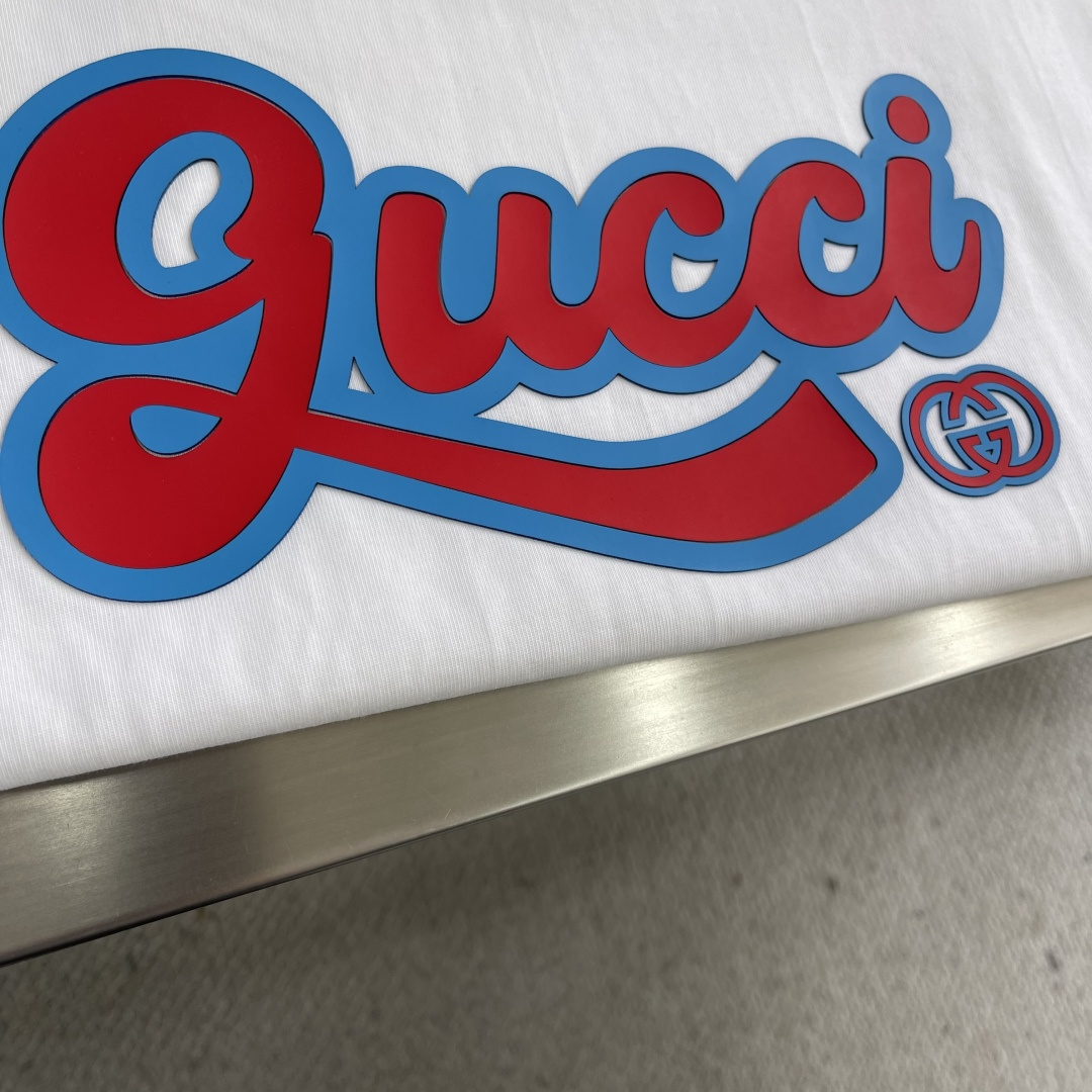 -GUCC 硅胶字母T恤 红蓝配色 字体风格具有手写感和艺术感 标志性双G进一步强化了品牌特征 肩部通肩