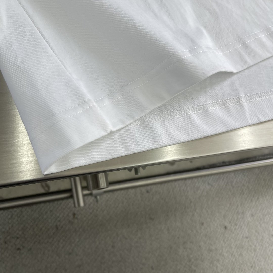 -GUCC 硅胶字母T恤 红蓝配色 字体风格具有手写感和艺术感 标志性双G进一步强化了品牌特征 肩部通肩