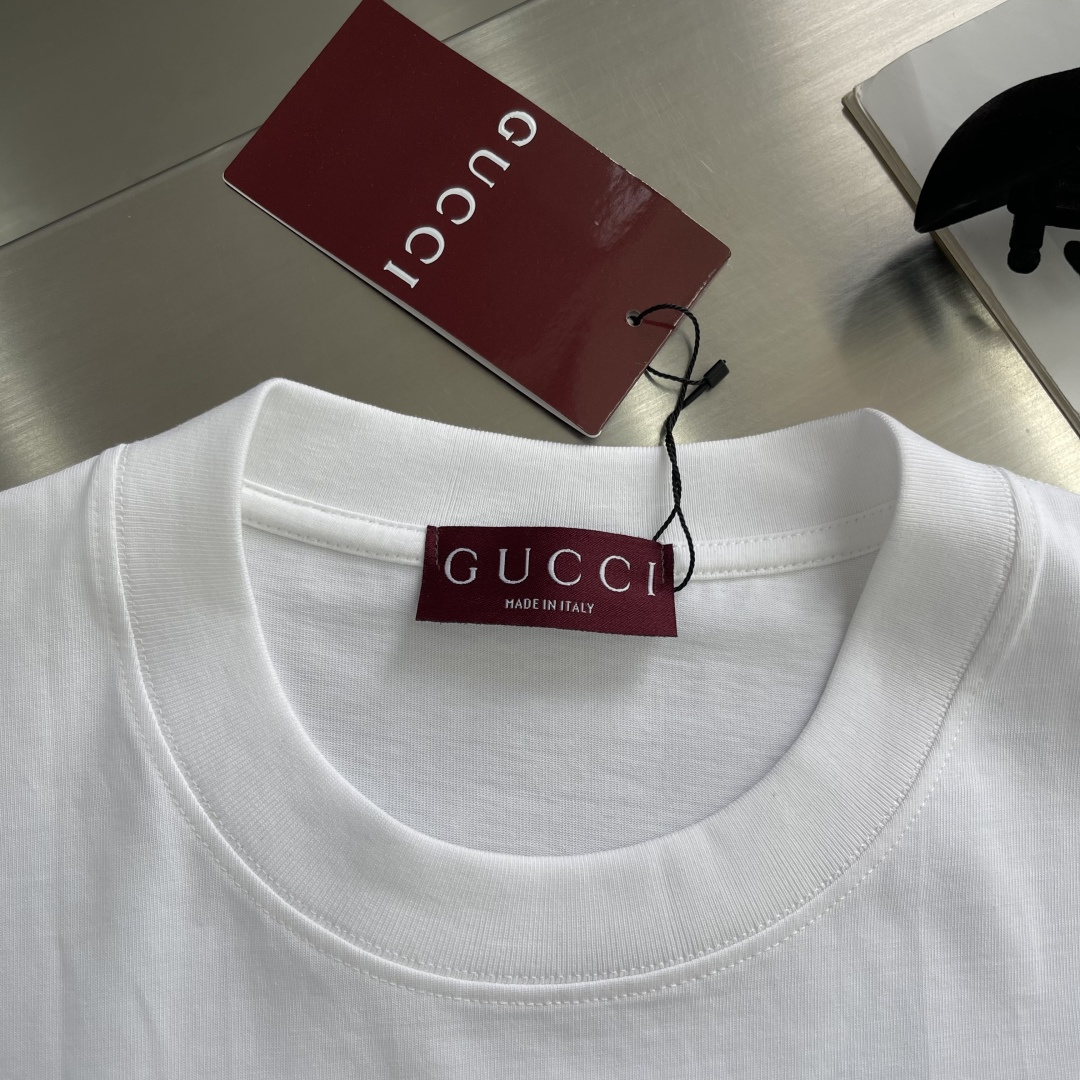 -GUCC 硅胶字母T恤 红蓝配色 字体风格具有手写感和艺术感 标志性双G进一步强化了品牌特征 肩部通肩