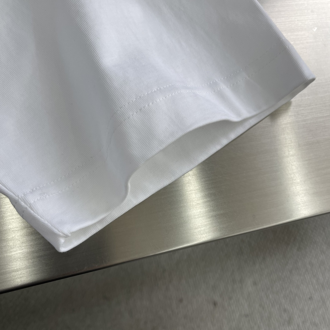 -GUCC 硅胶字母T恤 红蓝配色 字体风格具有手写感和艺术感 标志性双G进一步强化了品牌特征 肩部通肩