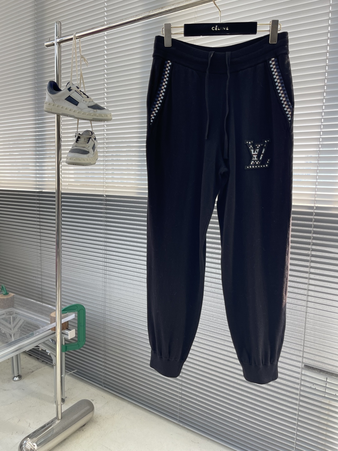 NO:660680,-Donkey brand 25ss new cotton knitted sweatpants are dyed in deep colors, with colorful crochet-style rib details on the sides and back pockets, echoing the checkerboard pattern of the 1V embroidered logo on the left. It can be paired with the same style of belted jacket to create a casual and elegant look, brightening up the comfortable cruise time. Size S.M.L.XL Pants length 104.5 106 107.5 109 Waist 76  80 84 88,Louis Vuitton-clothing,louis vuitton,louis vuitton,jackets & coats, 19860909-驴牌25ss新款棉质针织运动裤浸染深邃色调,于两侧和后袋融入缤纷钩针风格罗纹细节,与左侧 1V 刺绣标识的棋盘格纹图案互为呼应.可与同款束腰夹克共筑闲雅造型,点亮惬意的航游时光. 码数S.M.L.XL 裤长104.5 106 107.5 109 腰围 76 80 84 88,路易威登-服装,louis vuitton,louis vuitton,jackets & coats, ,Women's clothing