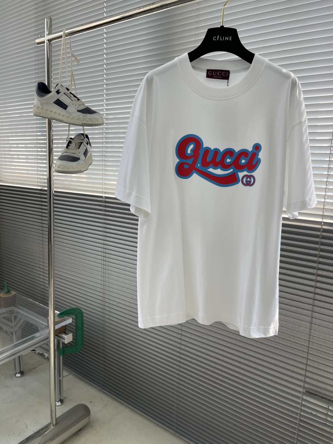 -GUCC 硅胶字母T恤 红蓝配色 字体风格具有手写感和艺术感 标志性双G进一步强化了品牌特征 肩部通肩