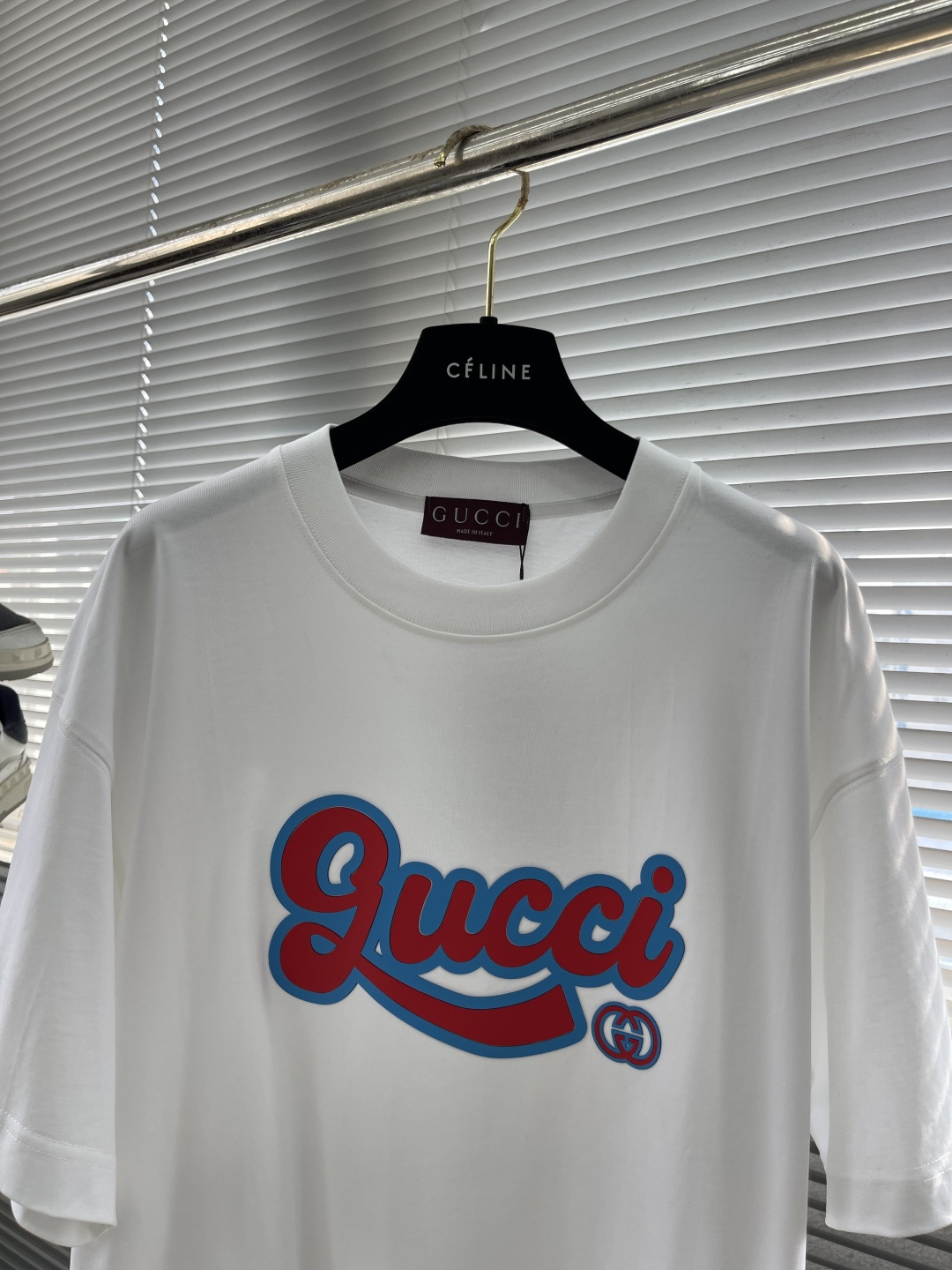 -GUCC 硅胶字母T恤 红蓝配色 字体风格具有手写感和艺术感 标志性双G进一步强化了品牌特征 肩部通肩