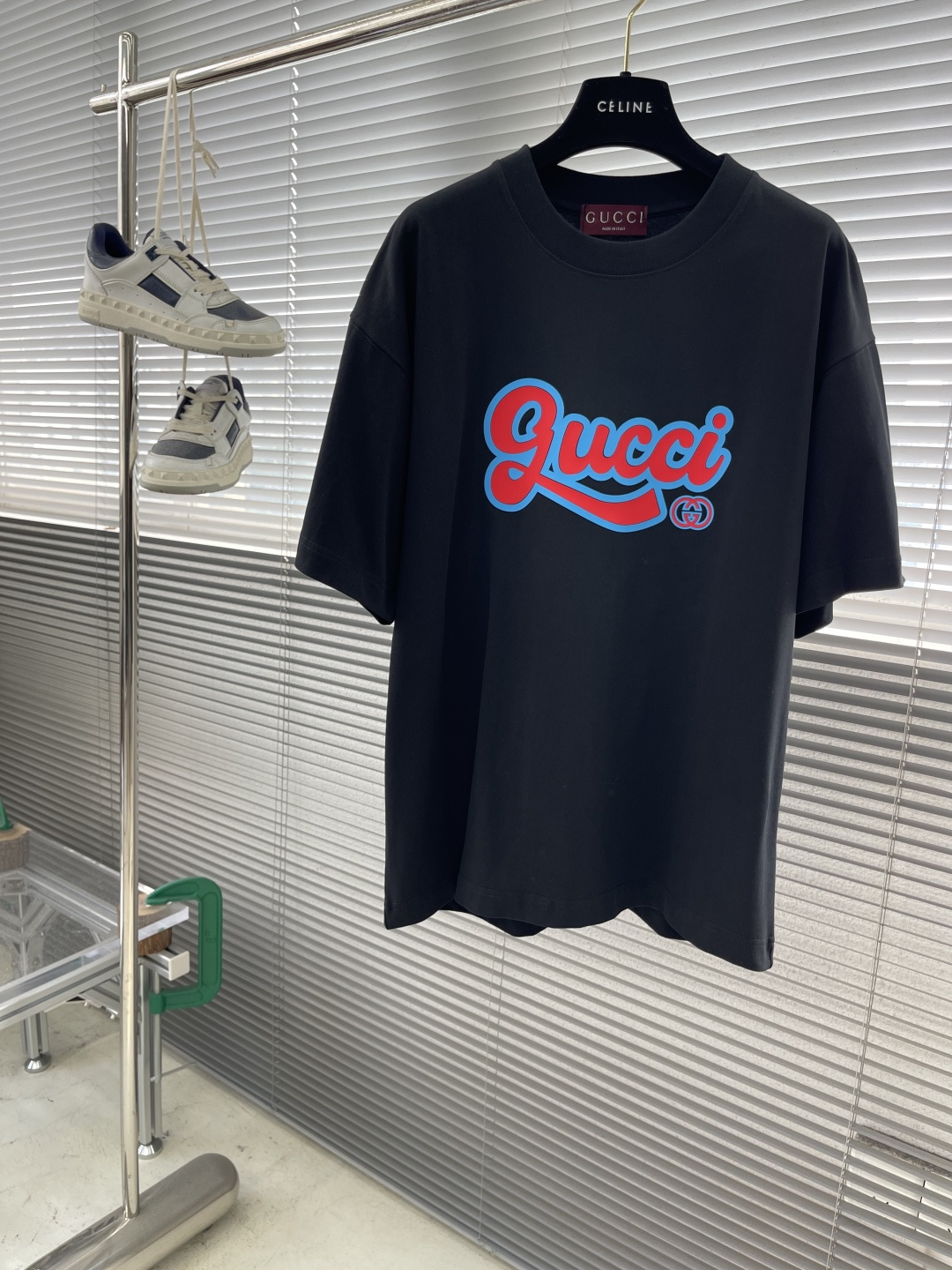 -GUCC 硅胶字母T恤 红蓝配色 字体风格具有手写感和艺术感 标志性双G进一步强化了品牌特征 肩部通肩