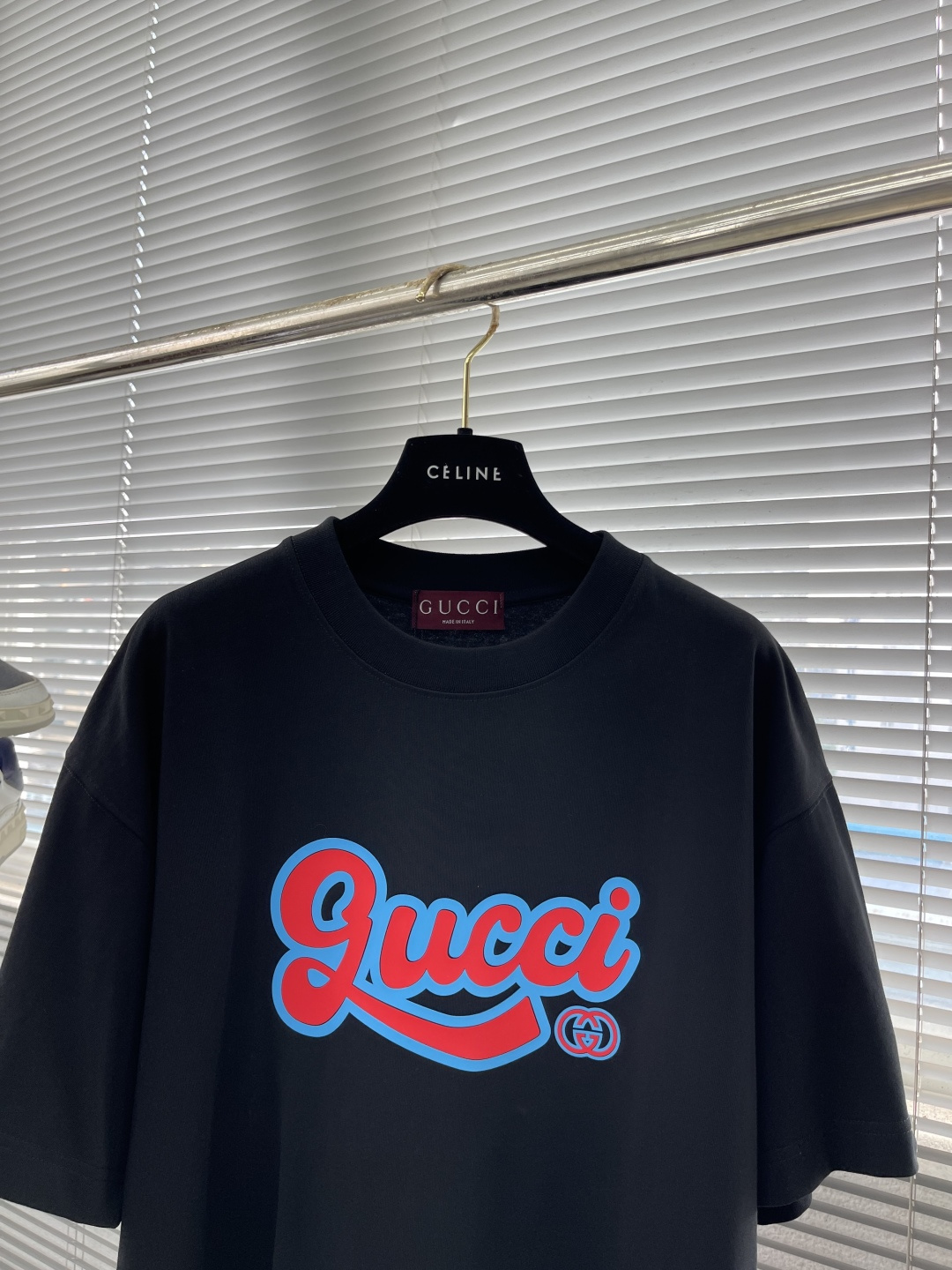 -GUCC 硅胶字母T恤 红蓝配色 字体风格具有手写感和艺术感 标志性双G进一步强化了品牌特征 肩部通肩