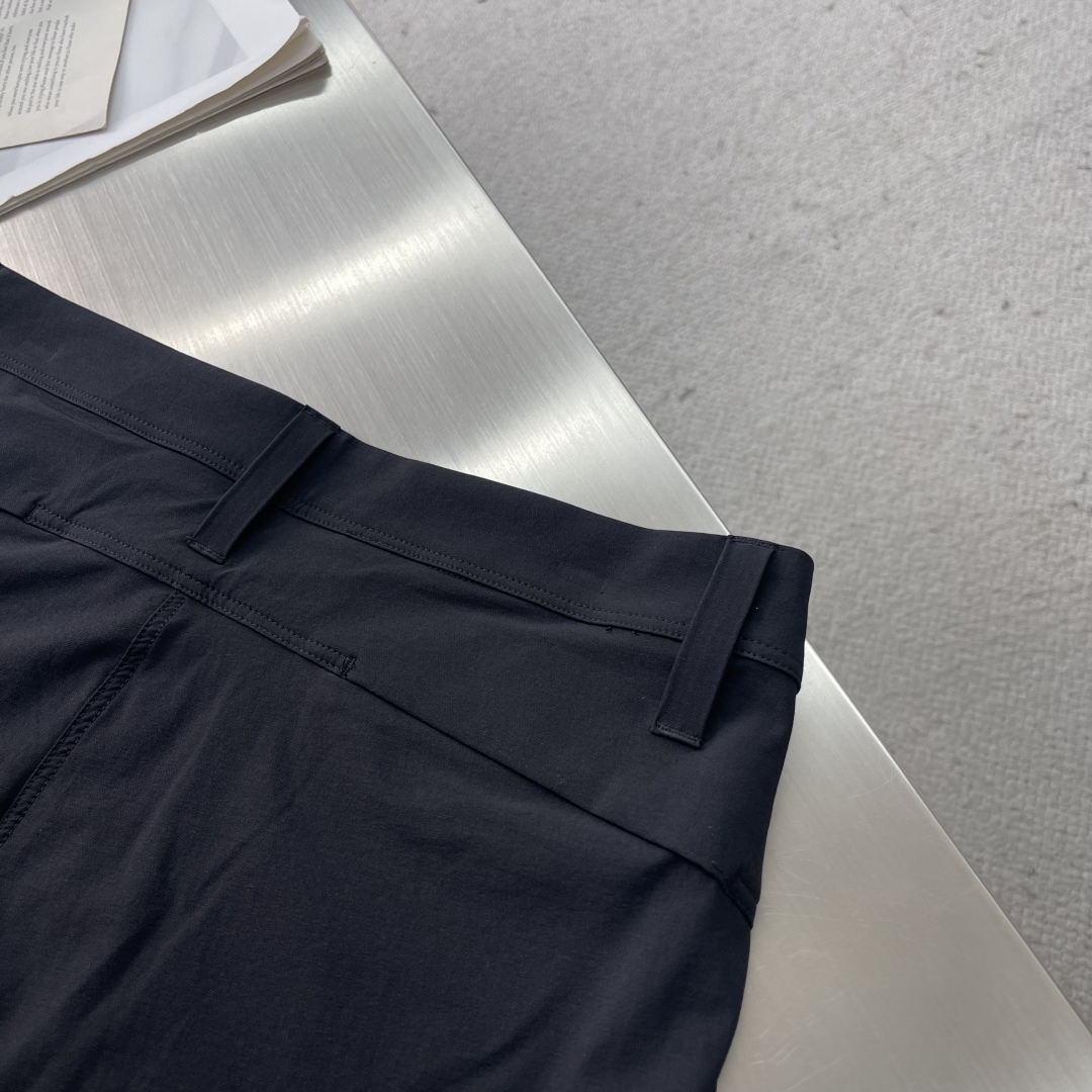 -🐦 鸟家 RamPart Pant黑色工装裤这次上身黑色始祖鸟工装裤，黑白搭配更不容易出错，宽松的版型