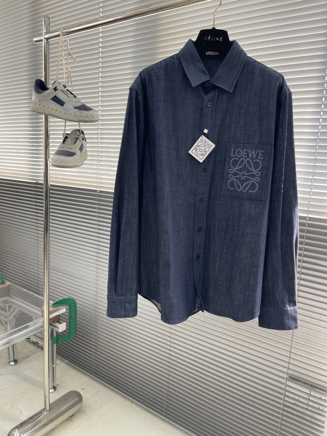 NO:743471,The highest version on the market, the girl will inspect the goods, trim the three marks on the threads, and ship the goods. You can send pictures and videos. If you want quality and service, add me on WeChat. We will not accept urgent orders. -LOEW's new cotton denim shirt, this one is made of light washed chambray. Regular fit, classic collar, front button closure, button cuffs, reverse pleats on the back, chest patch pocket decorated with Anagram embroidery, novel and unique style!  Size S M L19860909市面最高版本小妹验货、修剪线头上三标、发货可发图及拍视频,要品质要服务的加我微信,不接急单. -LOEW 新款棉质牛仔衬衫,这款采用轻盈水洗青年布衬衫.常规版型,经典衣领,正面纽扣开合,纽扣袖口,背面对翻褶皱,胸前贴袋饰有Anagram 刺绣,款式新颖别致！ 码数S M L XL 衣长74767880 胸围 116120 124 128 肩宽47.5 4950.5 52,罗意威-服装,loewe,loewe,shirts,,Women's clothing