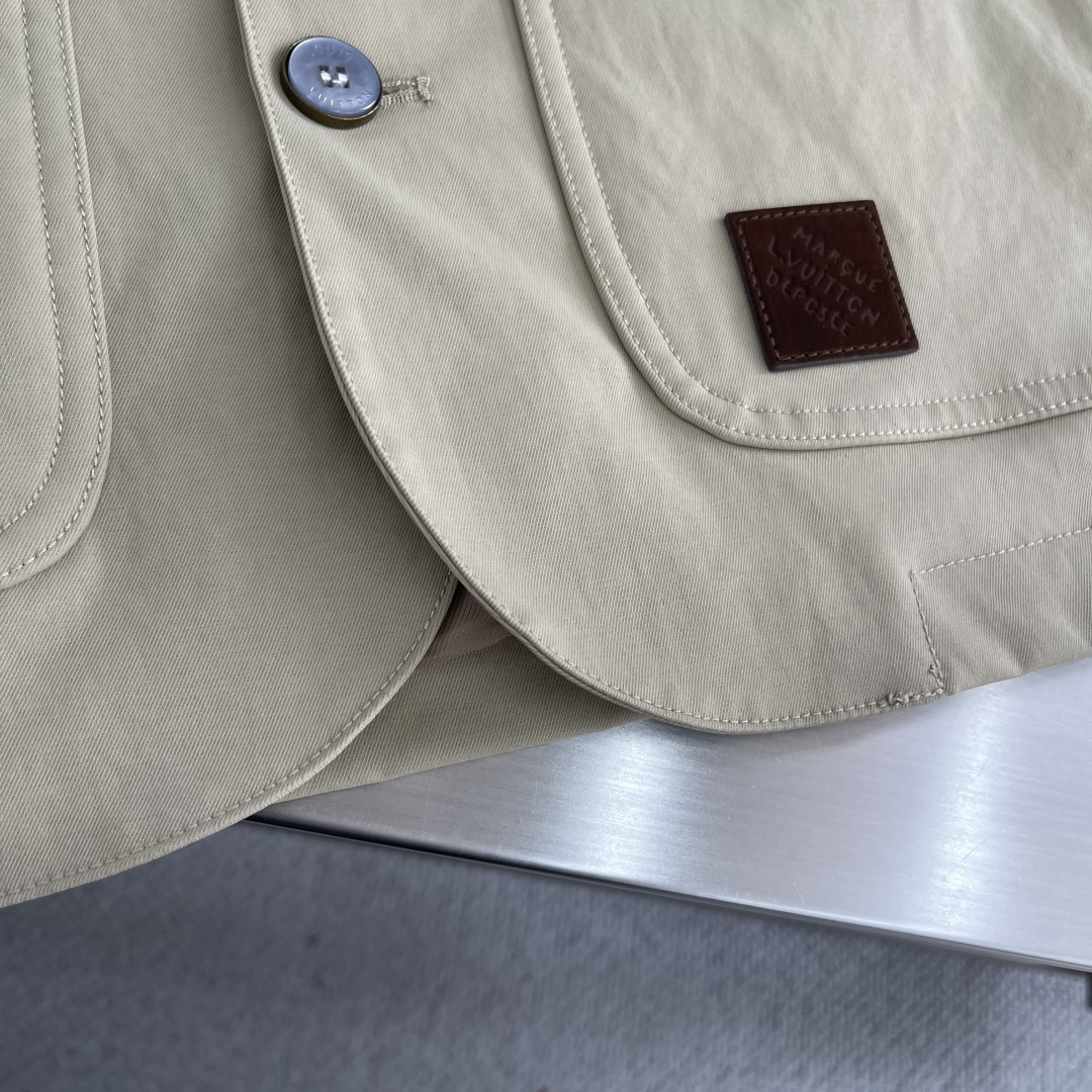 -驴牌 2025早秋新品夹克外套，工装风设计！特殊工艺涂层棉质面料，胎牛皮工艺领口。内里两侧隐形口袋，1