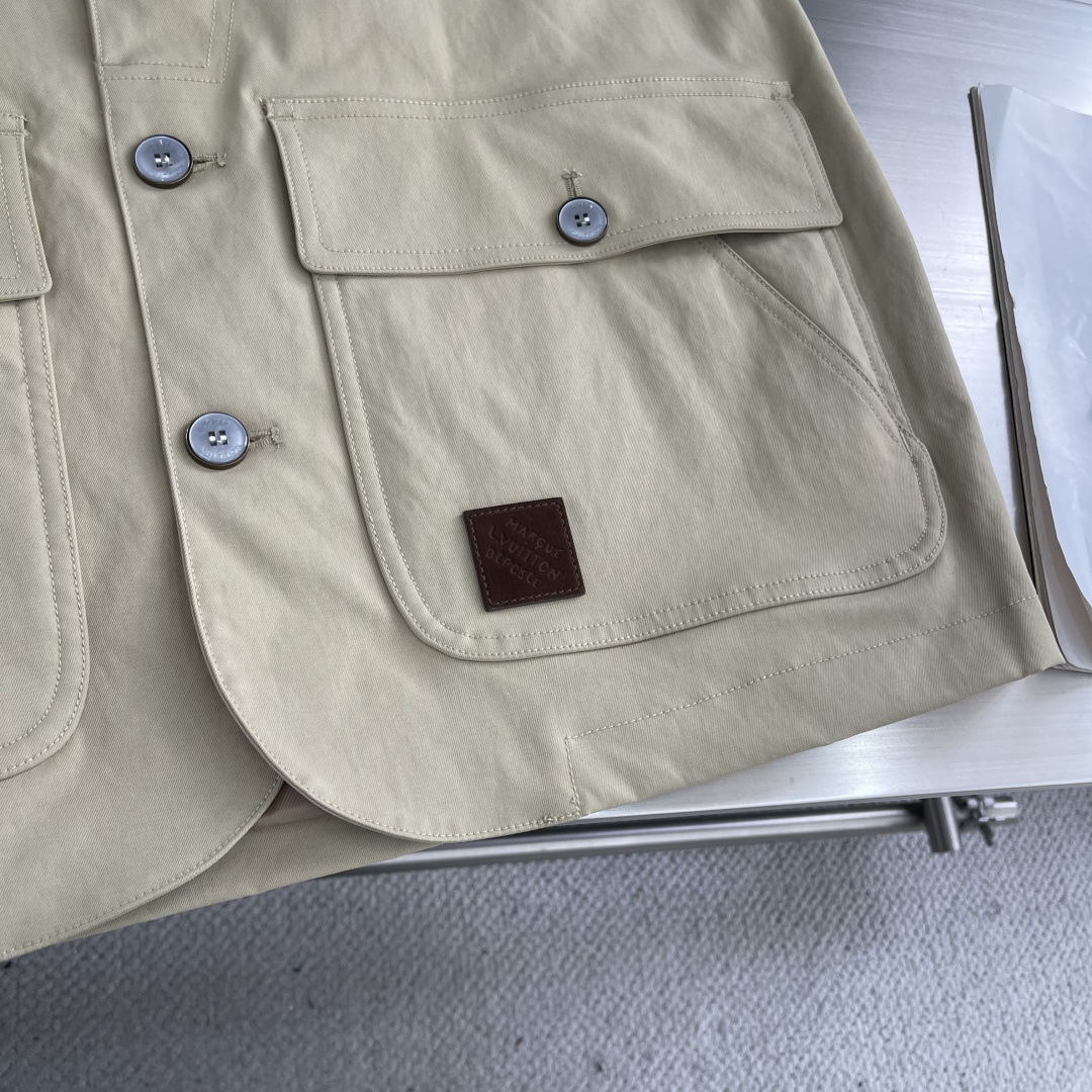 -驴牌 2025早秋新品夹克外套，工装风设计！特殊工艺涂层棉质面料，胎牛皮工艺领口。内里两侧隐形口袋，1