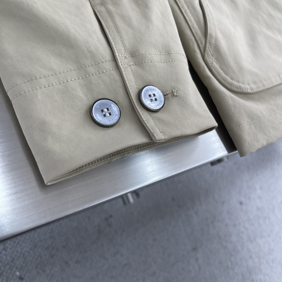 -驴牌 2025早秋新品夹克外套，工装风设计！特殊工艺涂层棉质面料，胎牛皮工艺领口。内里两侧隐形口袋，1