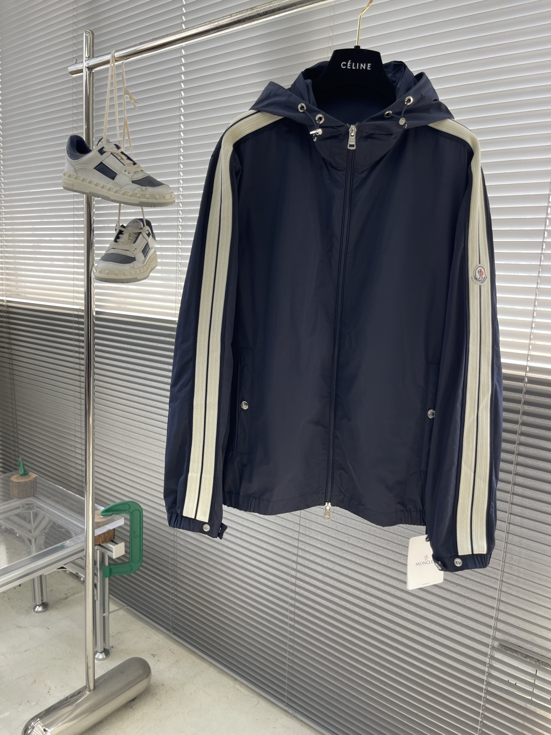 NO:743414,The highest version on the market. The girl will inspect the goods, trim the three marks on the threads, and ship the goods. If you want quality or service, please add me on WeChat. We will not accept urgent orders. -mon New Olan Hooded Lightweight Jacket  The sleeves of this dark blue Olan jacket are decorated with a unique striped webbing design and a classic sports hooded design. It is made of fine soft fabric and is both comfortable and functional. It has a zipper closure and is decorated with Mengjia's exclusive embroidered logo on the sleeves. The style is very novel and unique. It is very versatile for sports and leisure. It is a must-have style for autumn. Size 1 2 3 4 Length 64666870 Chest 112116120 124 Shoulder width 47.5  49 50.5 52,Moncler,jackets & coats,hats,19860909市面最高版本小妹验货、修剪线头上三标、发货可发图及拍视频,要品质要服务的加我微信,不接急单. -mon新款Olan连帽轻盈夹克 这款深蓝色Olan夹克的衣袖饰有独特条纹织带设计,经典运动连帽设计,采用细密柔软面料制成,兼具舒适质感和功能性.拉链式开合,袖子处饰有蒙家独家绣标,款式非常新颖独特,运动与休闲非常百搭,是入秋的必备款式. 码数1 2 3 4 衣长64666870 胸围 112116120 124 肩宽47.5 49 50.5 52,蒙口-服装,Moncler,jackets & coats,hats,,Women's clothing