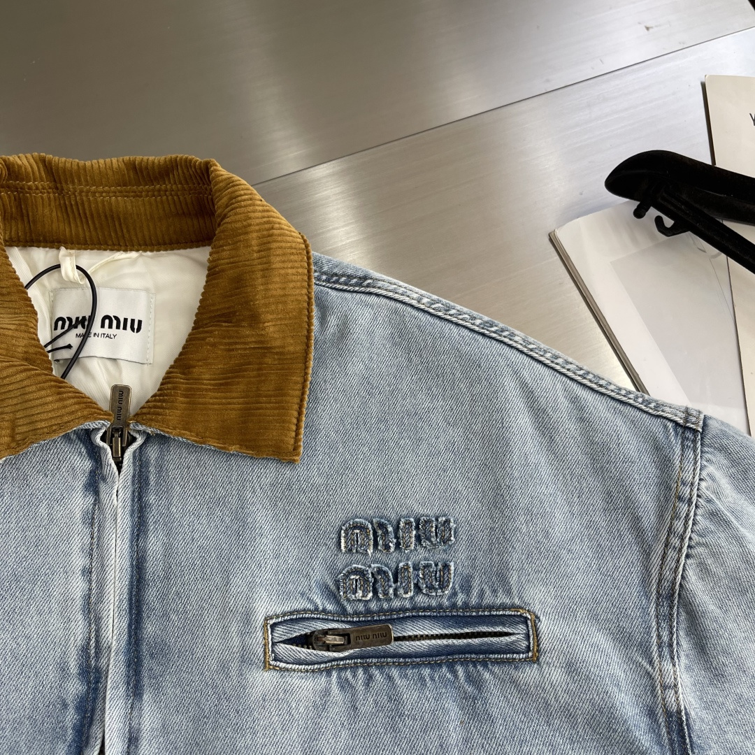 -MiuMiu 口袋刺绣牛仔棉服采用7*10斜纹牛仔布 11盎厚度，洗水后大身面料克重约400克。洗水棉