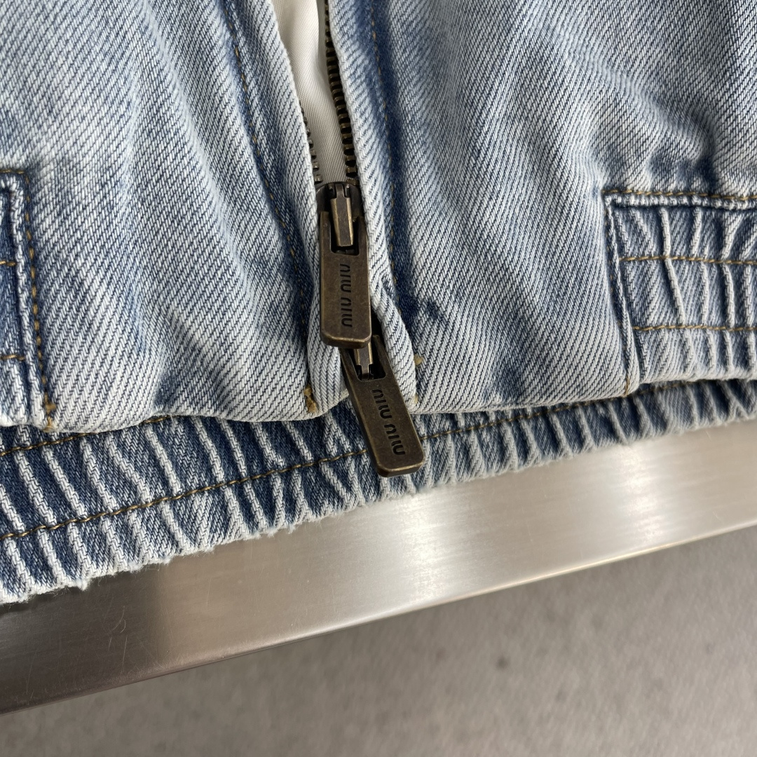 -MiuMiu 口袋刺绣牛仔棉服采用7*10斜纹牛仔布 11盎厚度，洗水后大身面料克重约400克。洗水棉