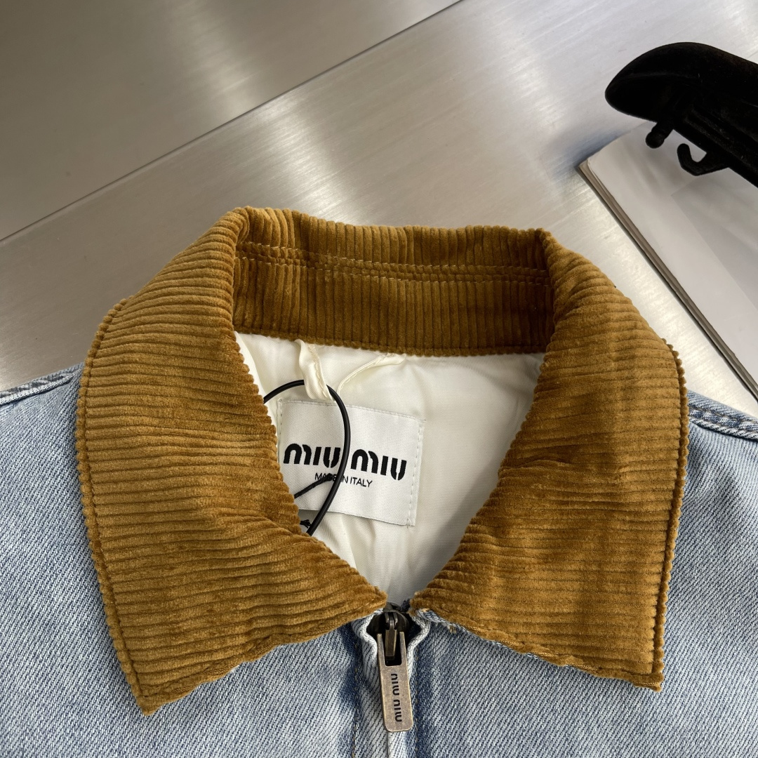 -MiuMiu 口袋刺绣牛仔棉服采用7*10斜纹牛仔布 11盎厚度，洗水后大身面料克重约400克。洗水棉