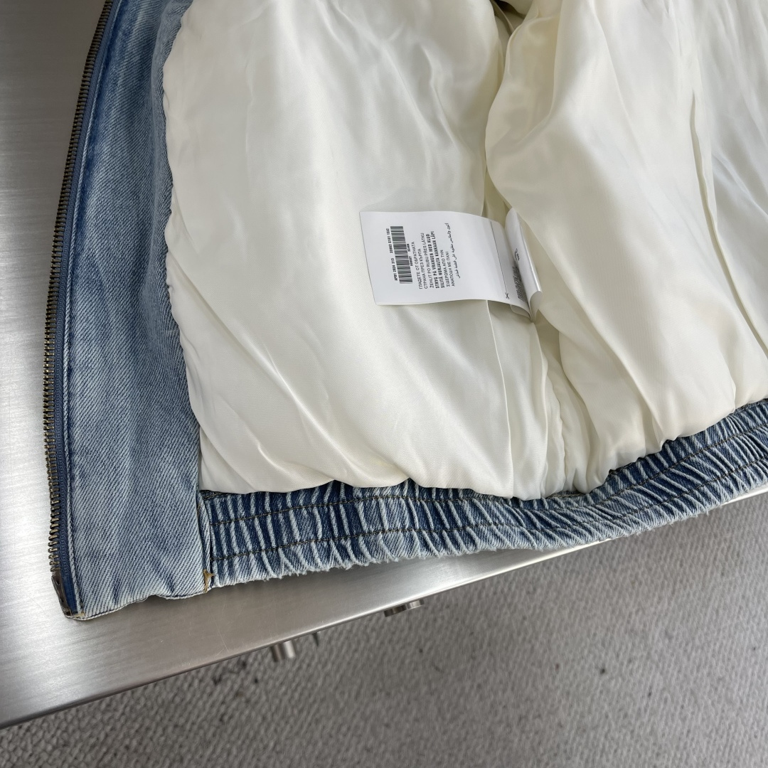 -MiuMiu 口袋刺绣牛仔棉服采用7*10斜纹牛仔布 11盎厚度，洗水后大身面料克重约400克。洗水棉