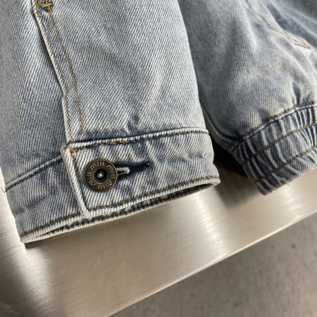 -MiuMiu 口袋刺绣牛仔棉服采用7*10斜纹牛仔布 11盎厚度，洗水后大身面料克重约400克。洗水棉