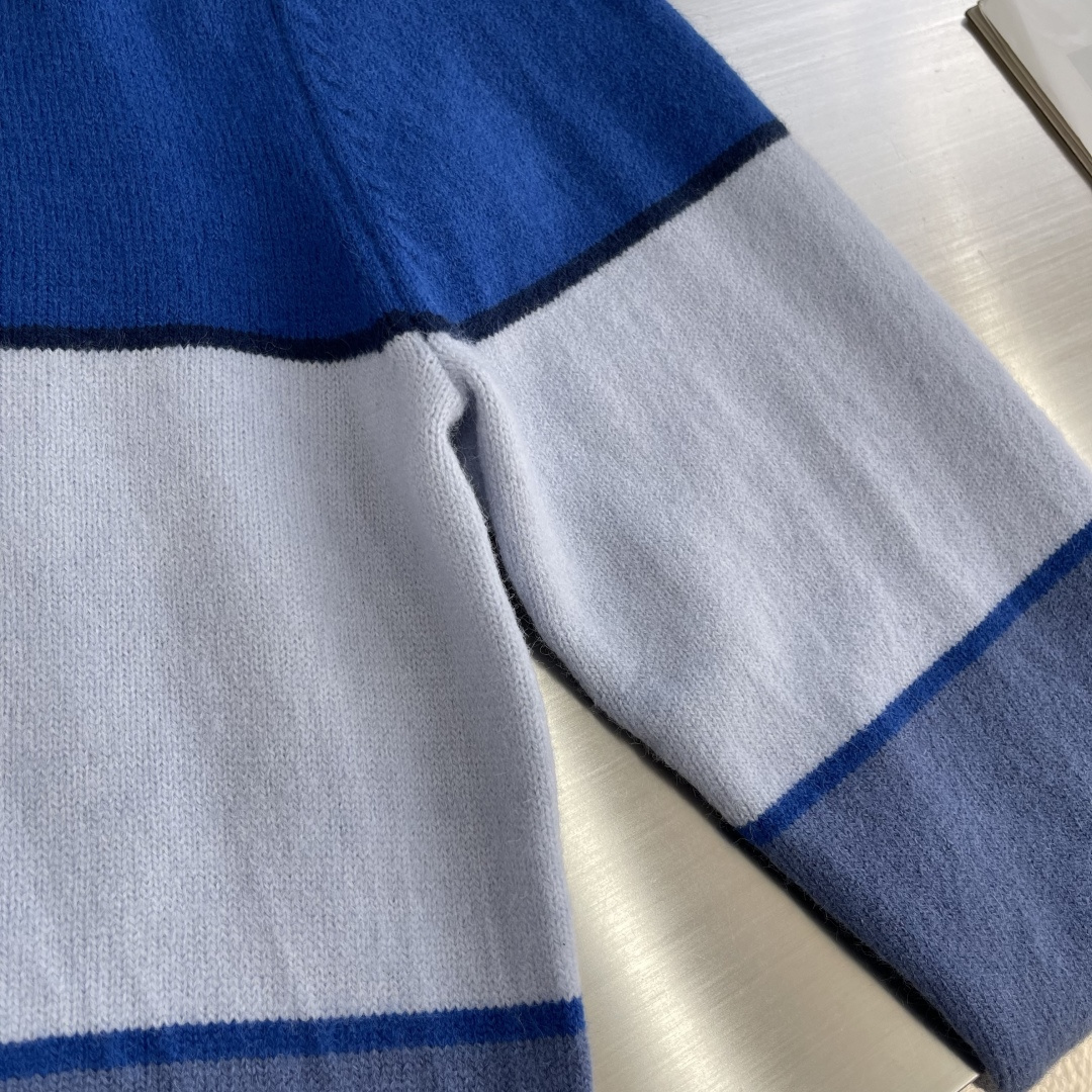 -Dio Diamond 补丁拼色毛衣定织蓝韵山羊绒棉混纺料 细腻柔软 质感挺括 舒适贴肤 以蓝韵为灵感