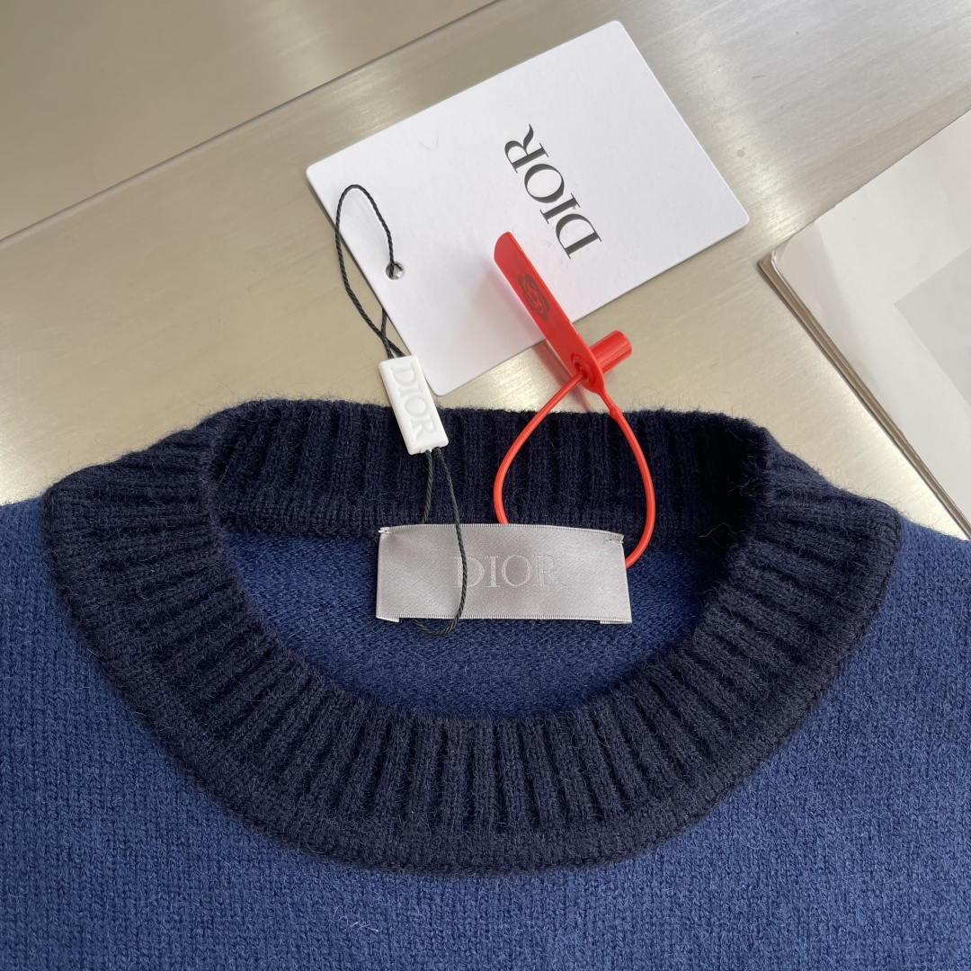 -Dio Diamond 补丁拼色毛衣定织蓝韵山羊绒棉混纺料 细腻柔软 质感挺括 舒适贴肤 以蓝韵为灵感