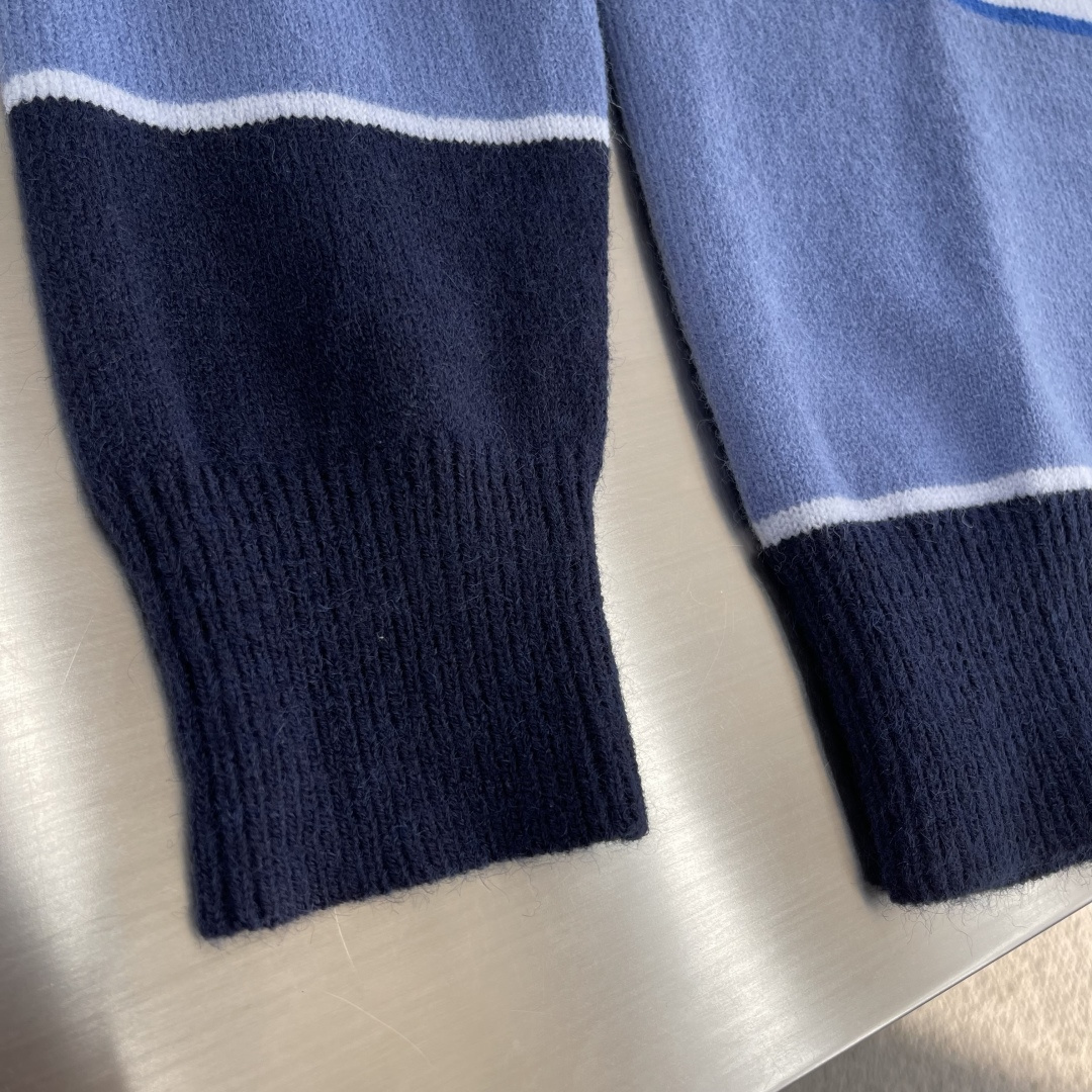 -Dio Diamond 补丁拼色毛衣定织蓝韵山羊绒棉混纺料 细腻柔软 质感挺括 舒适贴肤 以蓝韵为灵感