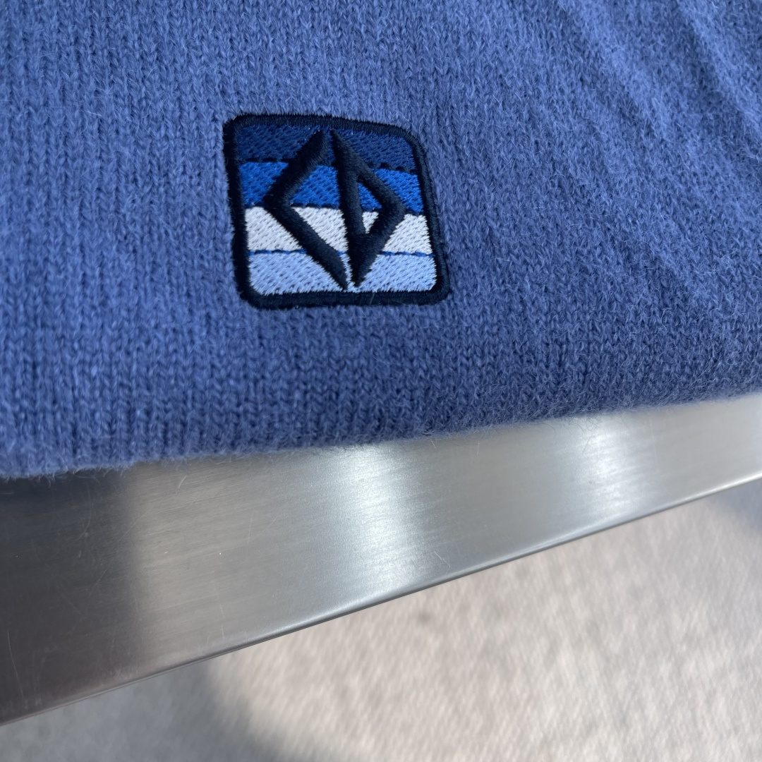 -Dio Diamond 补丁拼色毛衣定织蓝韵山羊绒棉混纺料 细腻柔软 质感挺括 舒适贴肤 以蓝韵为灵感