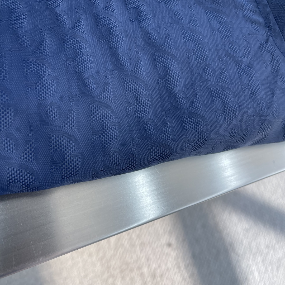 -Dio Oblique 提花满印夹克定制熠彩丝光提花科技棉锦 质感卓越 舒适贴肤 以蓝调迷影为画布 邂