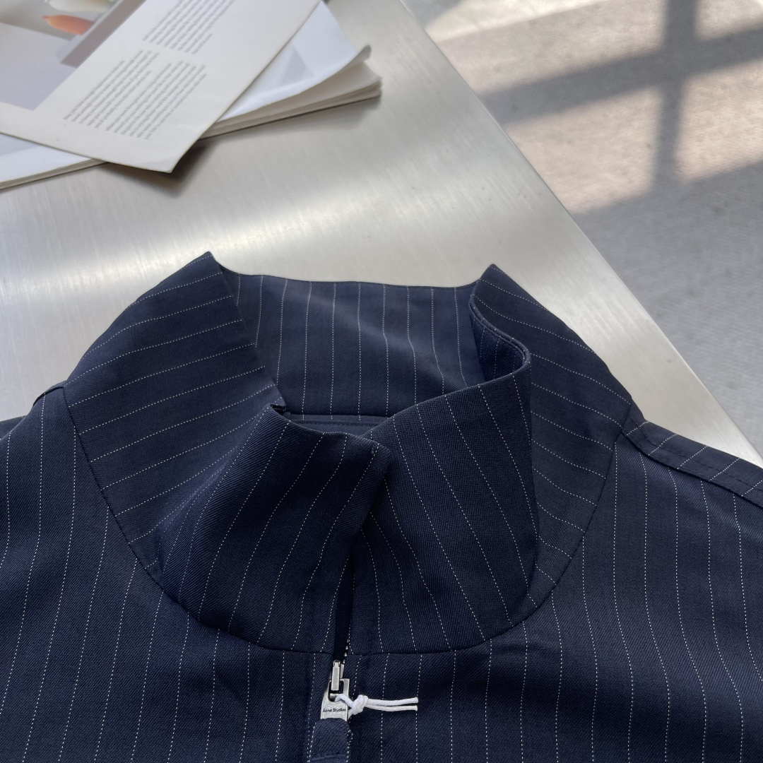 -Acen Studios 刺绣条纹拉链夹克选用97%粘胶纤维和少量氨纶和涤纶混纺而成的细条纹面料。粘胶