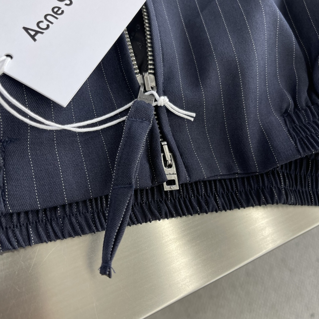 -Acen Studios 刺绣条纹拉链夹克选用97%粘胶纤维和少量氨纶和涤纶混纺而成的细条纹面料。粘胶