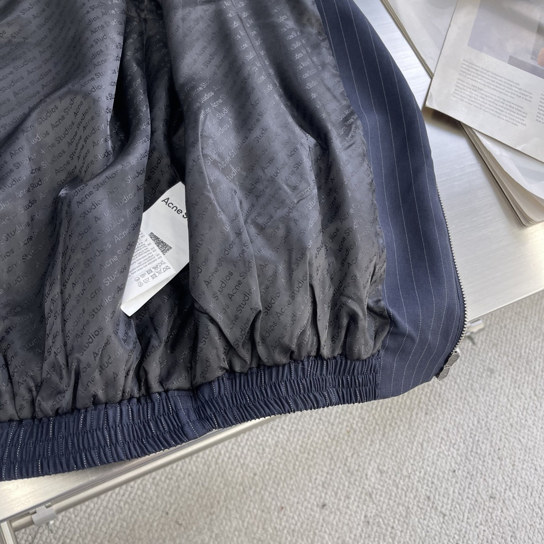 -Acen Studios 刺绣条纹拉链夹克选用97%粘胶纤维和少量氨纶和涤纶混纺而成的细条纹面料。粘胶