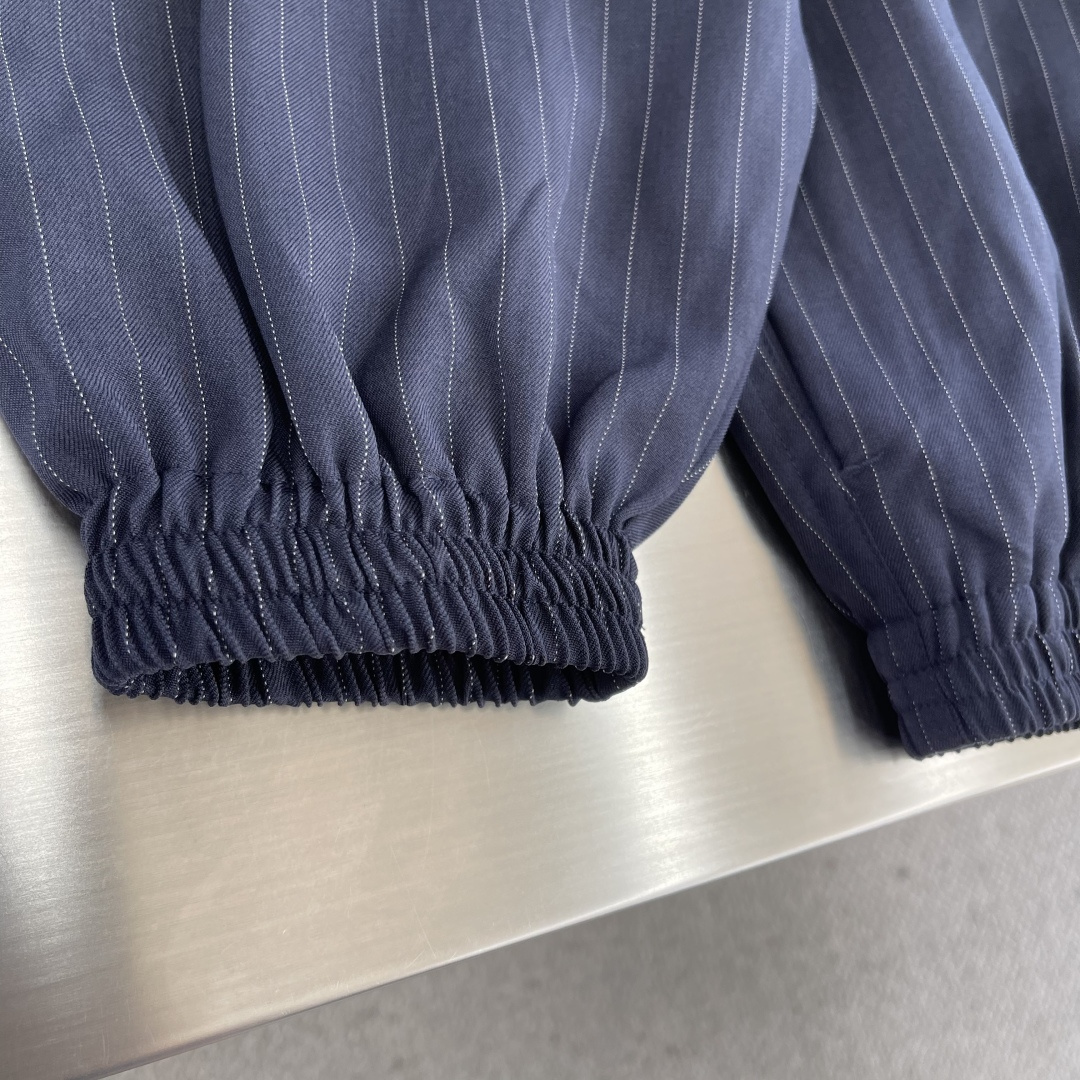 -Acen Studios 刺绣条纹拉链夹克选用97%粘胶纤维和少量氨纶和涤纶混纺而成的细条纹面料。粘胶