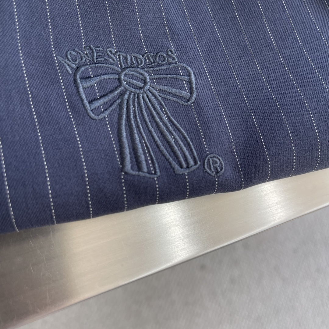 -Acen Studios 刺绣条纹拉链夹克选用97%粘胶纤维和少量氨纶和涤纶混纺而成的细条纹面料。粘胶