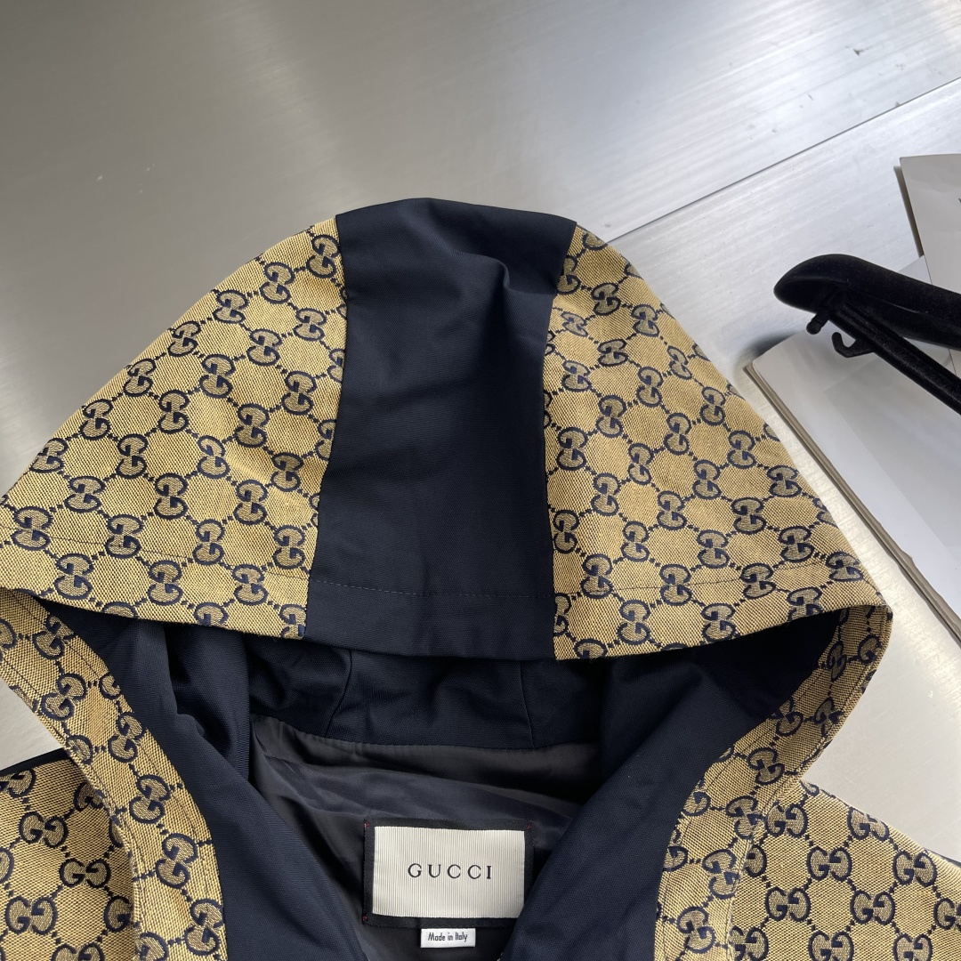 -GUCC 早秋季新品GG老花拼接连帽防风防水夹克，男女同款胸口双拉链口袋拼接时尚拉链连帽外套！G超级重