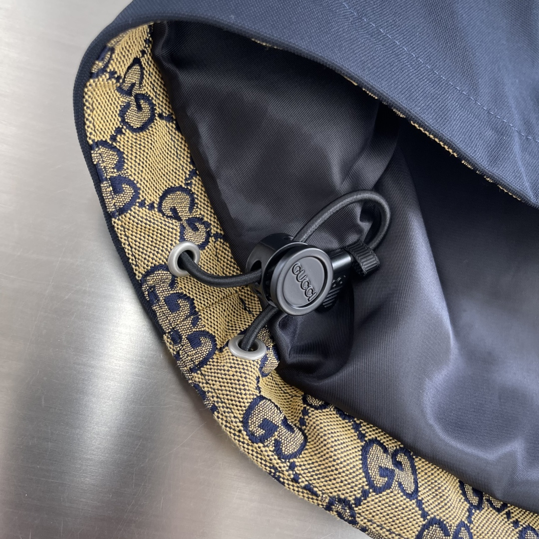 -GUCC 早秋季新品GG老花拼接连帽防风防水夹克，男女同款胸口双拉链口袋拼接时尚拉链连帽外套！G超级重