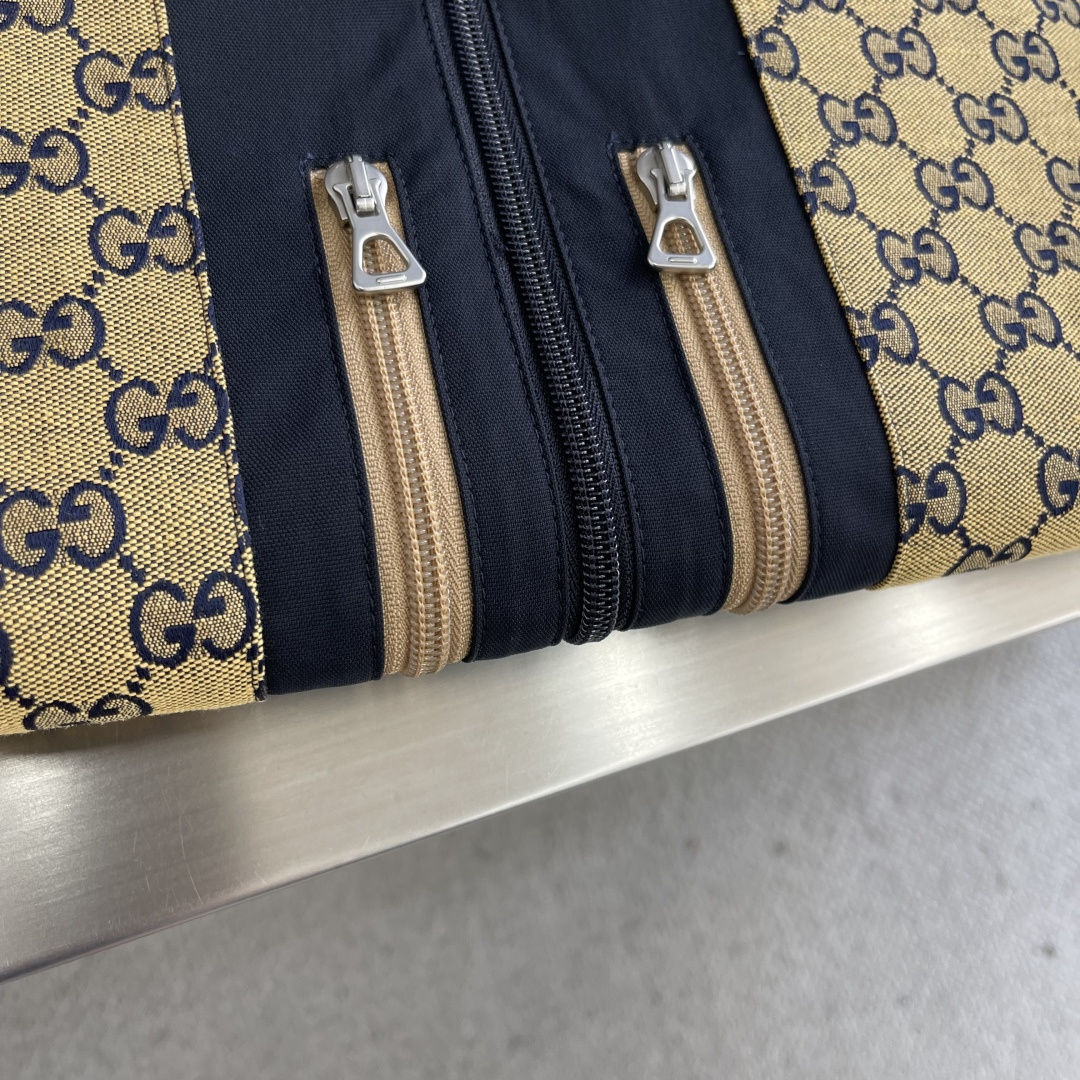 -GUCC 早秋季新品GG老花拼接连帽防风防水夹克，男女同款胸口双拉链口袋拼接时尚拉链连帽外套！G超级重