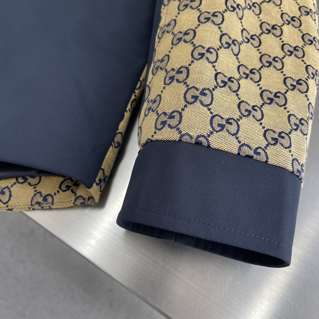 -GUCC 早秋季新品GG老花拼接连帽防风防水夹克，男女同款胸口双拉链口袋拼接时尚拉链连帽外套！G超级重