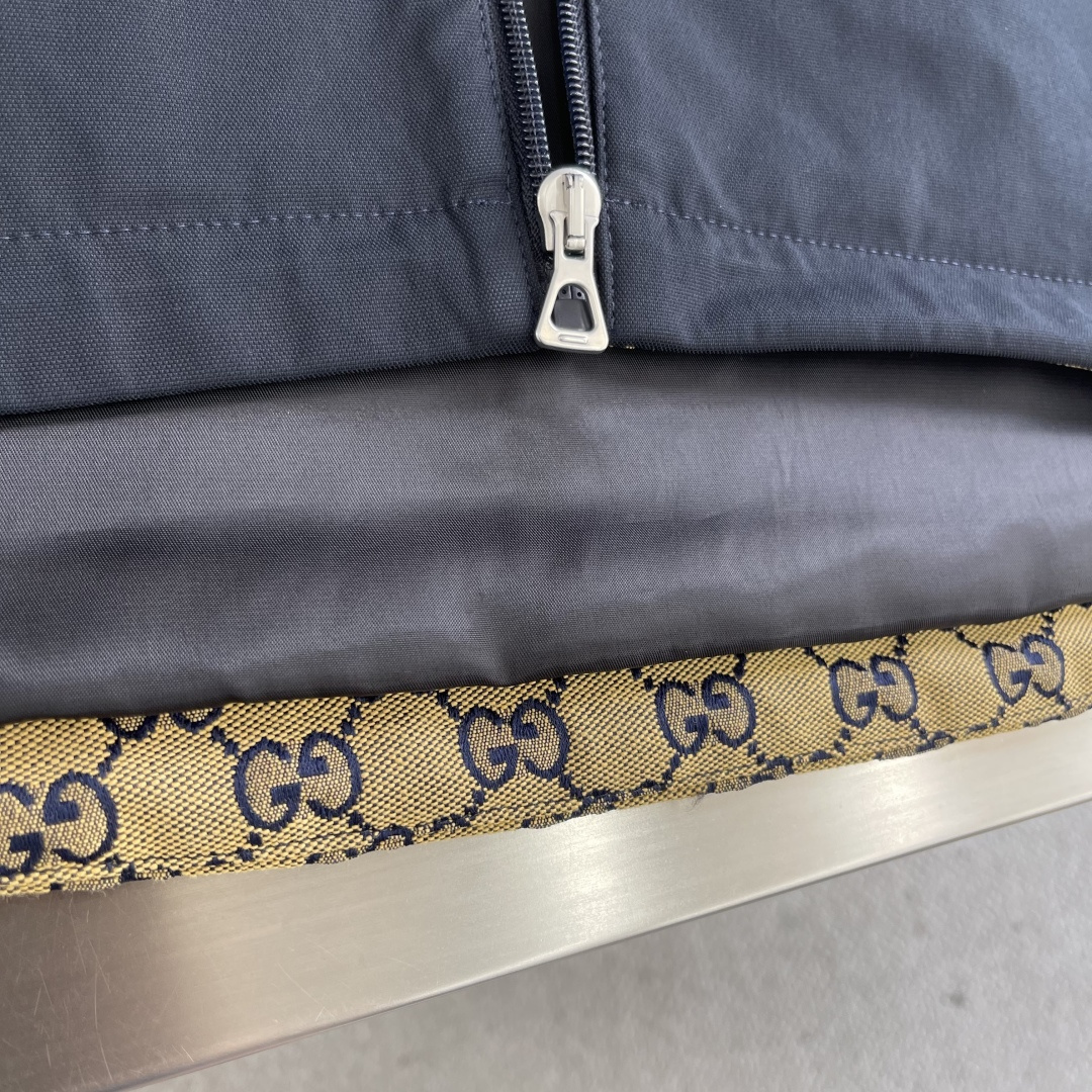 -GUCC 早秋季新品GG老花拼接连帽防风防水夹克，男女同款胸口双拉链口袋拼接时尚拉链连帽外套！G超级重