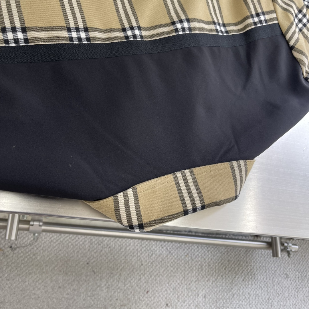 -BBR 25早秋新品格纹翻领夹克衫外套！整体采用经典的格纹元素图案，以卡其色为底色，极具品牌辨识度。整