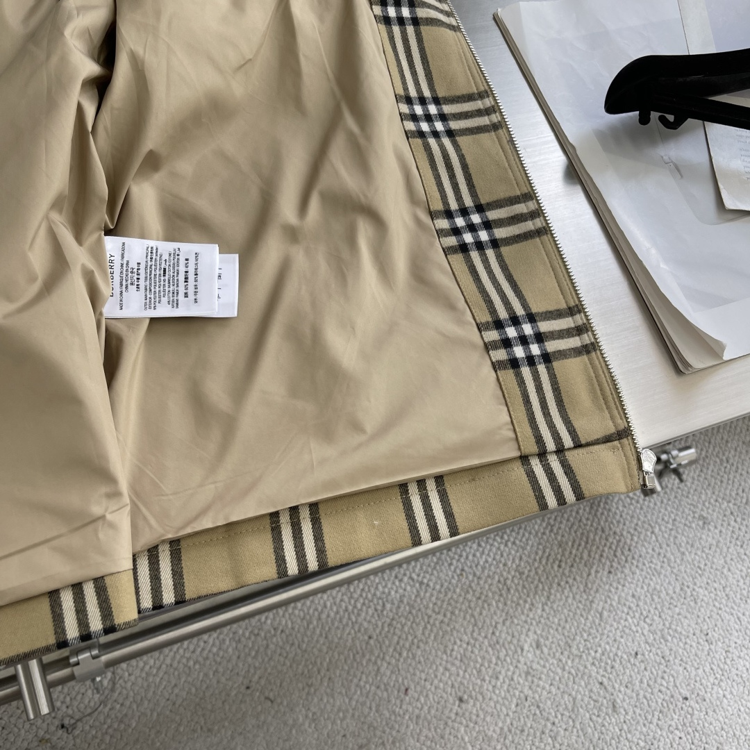 -BBR 25早秋新品格纹翻领夹克衫外套！整体采用经典的格纹元素图案，以卡其色为底色，极具品牌辨识度。整