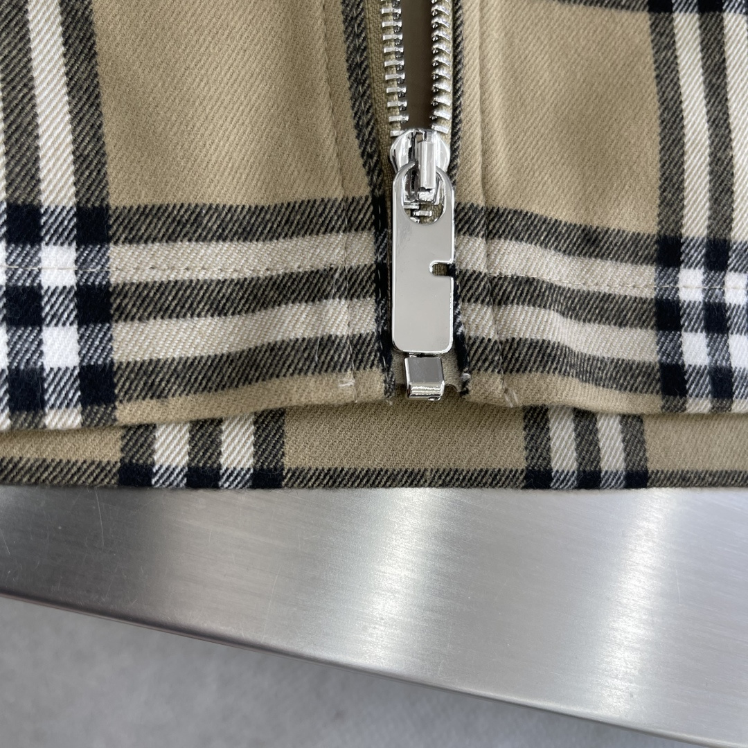 -BBR 25早秋新品格纹翻领夹克衫外套！整体采用经典的格纹元素图案，以卡其色为底色，极具品牌辨识度。整