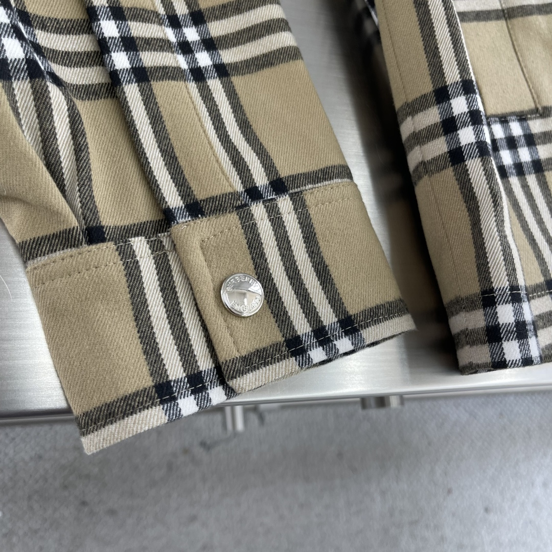 -BBR 25早秋新品格纹翻领夹克衫外套！整体采用经典的格纹元素图案，以卡其色为底色，极具品牌辨识度。整