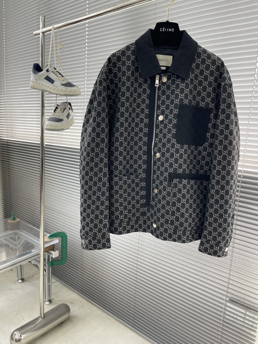 NO:547757,-GUCC 2025 Spring and Summer New Men's Lapel Fully Printed Presbyterian Jacket The overall appearance and style adopt a classic lapel design, with a neat and stylish style, suitable for wearing in various occasions. The overall style is simple and fashionable, which can show the wearer's taste. The fabric is cotton, which ensures the comfort and breathability of the wearer. At the same time, it also has a certain crisp feeling, making the jacket not easy to deform. The surface of the jacket is full of Gucc's iconic presbyterian pattern, demonstrating the brand recognition. There is a black pocket on the chest, and the pocket fabric also has a low-key Gucci presbyterian dark pattern, which contrasts with the overall presbyterian and increases the visual layering. The lapel part is black and has a Gucc presbyterian dark pattern design, which echoes the full presbyterian on the main body of the jacket.  The zipper head is clearly printed with the word 'GUCC', the zipper is smooth, easy to open and close, and the metal texture adds a delicate feeling to the jacket. The jacket is equipped with multiple silver buttons, and the buttons are engraved with Gucci classic logo on the surface, which is finely crafted and decorative and practical. Buttons are also provided at the cuffs, which can adjust the elasticity of the cuffs. The inner lining is made of black, which makes it smoother to move freely when wearing, and also improves the overall grade. Size 48-56 (M-3XL), gucci, jackets & coats, jackets & coats, alexander wang19860909-GUCC 2025春夏新款男士翻领满印老花夹克外套 整体外观与版型 采用经典的翻领设计,版型利落有型 ,适合多种场合穿着.整体款式简约又不失时尚感,能够展现出穿着者的品味. 面料为棉,保证了穿着的舒适性和透气性 ,同时也有一定的挺括感,使外套不易变形. 外套表面满印Gucc标志性的老花图案,彰显品牌辨识度.胸前设有一个黑色口袋,口袋面料同样带有低调的Gucci老花暗纹,与整体满印老花形成对比,增加视觉层次感. 翻领部分为黑色,且带有Gucc老花暗纹设计,与外套主体的满印老花相呼应. 拉链头清晰印有“GUCC”字样,拉链顺滑,开合方便,金属质感为外套增添精致感. 外套配有多个银色纽扣,纽扣表面刻有Gucci经典标识,做工精细,装饰性与实用性兼具 .袖口处也设有纽扣,可调节袖口的松紧. 内里采用黑色衬里,材质顺滑,穿着时活动更加自如,也提升了整体档次. 尺码48-56（M-3XL）,,gucci,jackets & coats,jackets & coats,alexander wang,Men's clothing