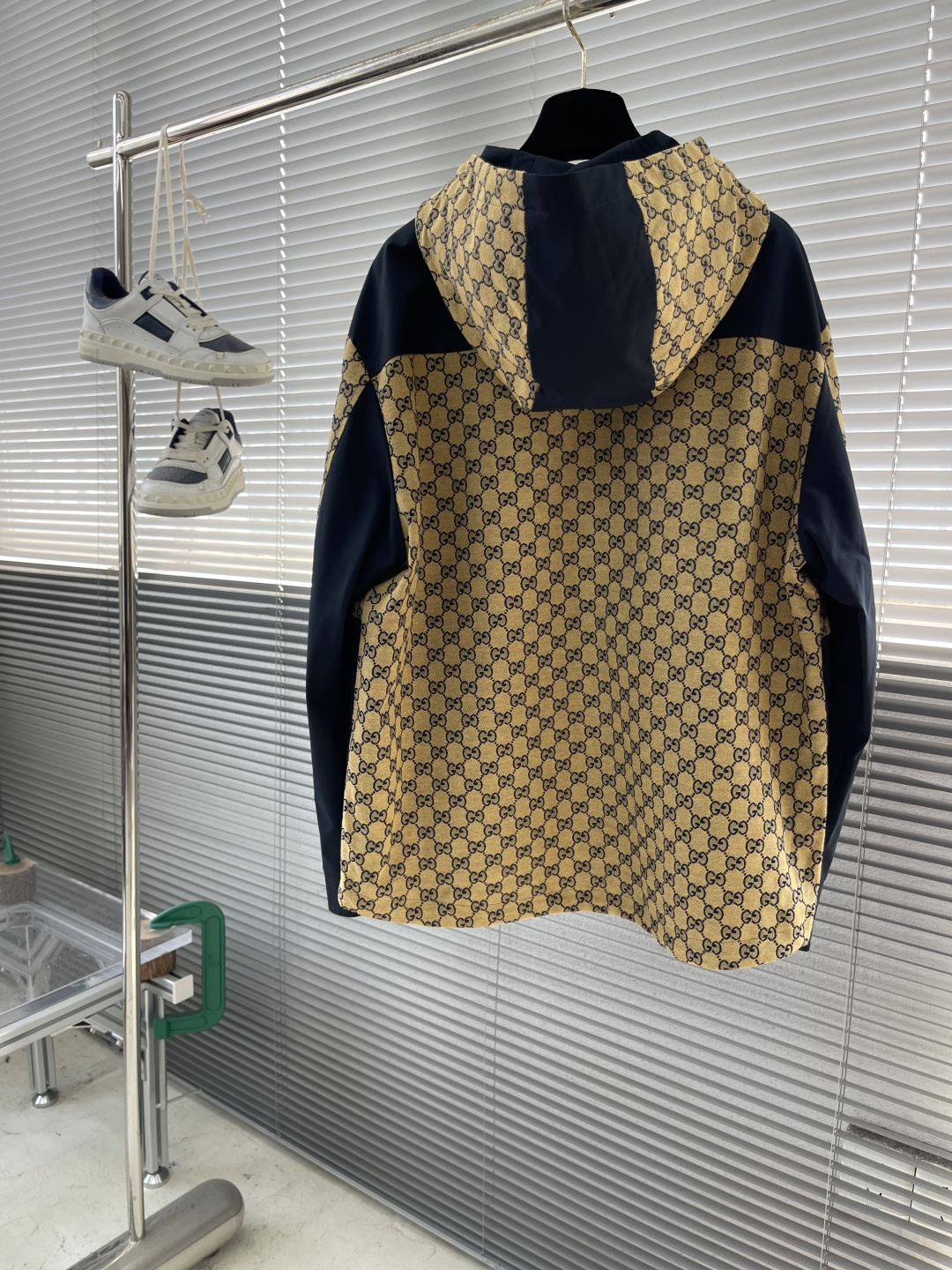 -GUCC 早秋季新品GG老花拼接连帽防风防水夹克，男女同款胸口双拉链口袋拼接时尚拉链连帽外套！G超级重