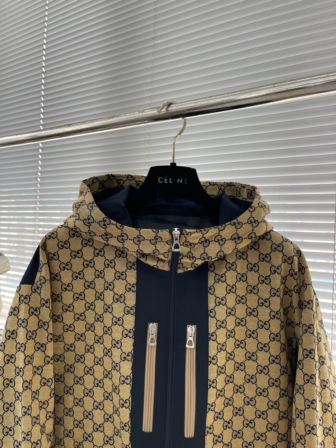 -GUCC 早秋季新品GG老花拼接连帽防风防水夹克，男女同款胸口双拉链口袋拼接时尚拉链连帽外套！G超级重