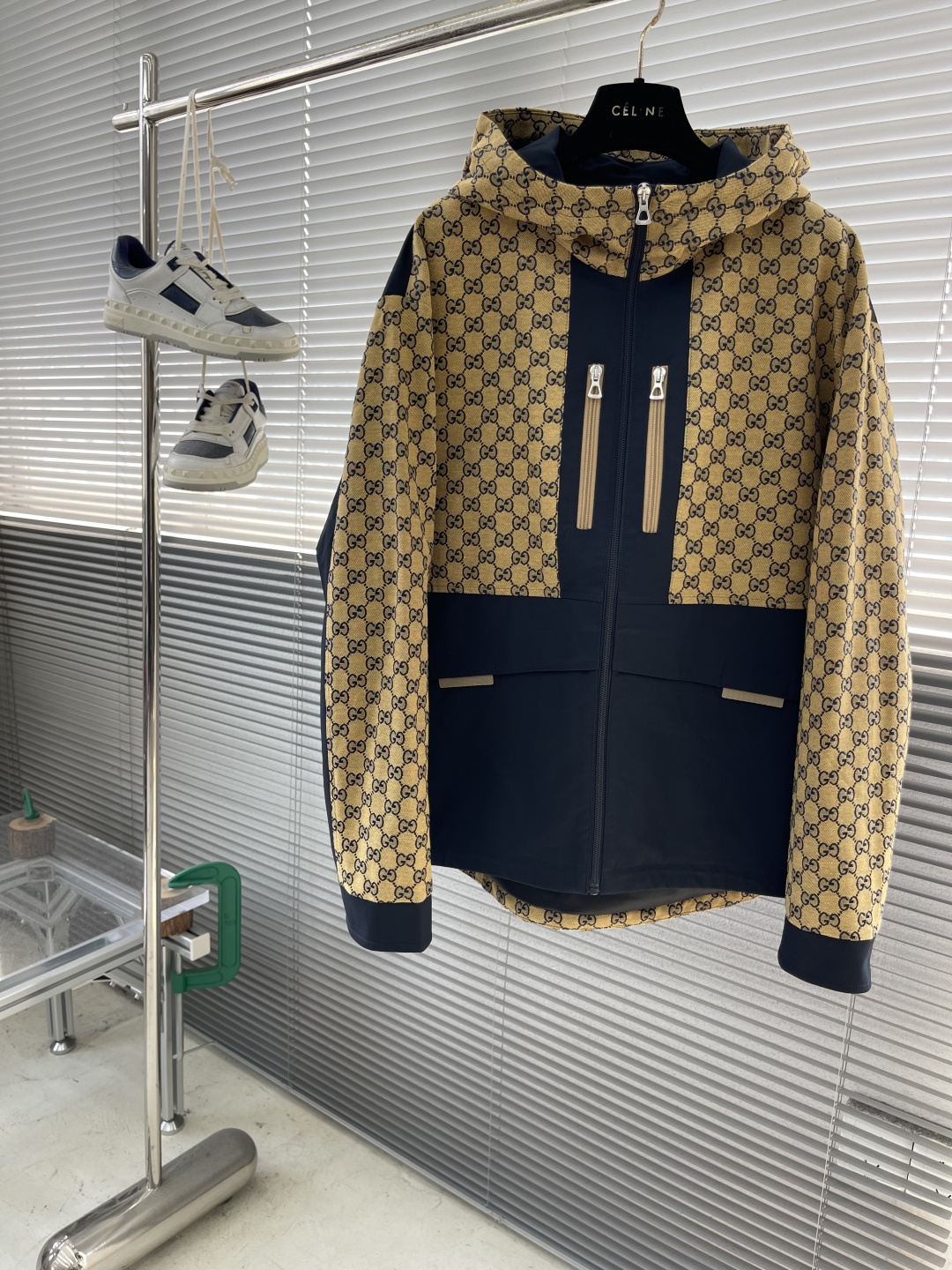 -GUCC 早秋季新品GG老花拼接连帽防风防水夹克，男女同款胸口双拉链口袋拼接时尚拉链连帽外套！G超级重