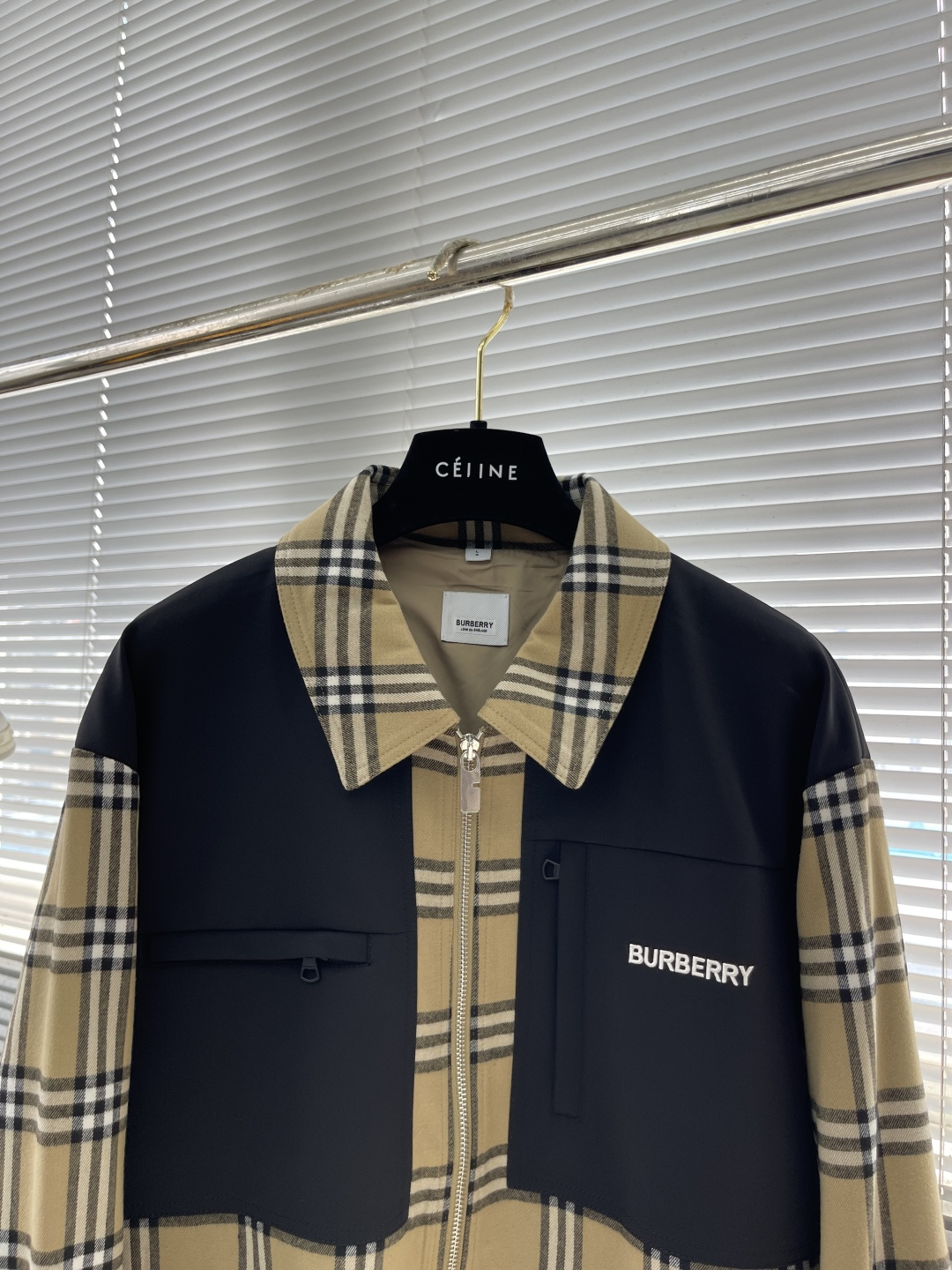 -BBR 25早秋新品格纹翻领夹克衫外套！整体采用经典的格纹元素图案，以卡其色为底色，极具品牌辨识度。整