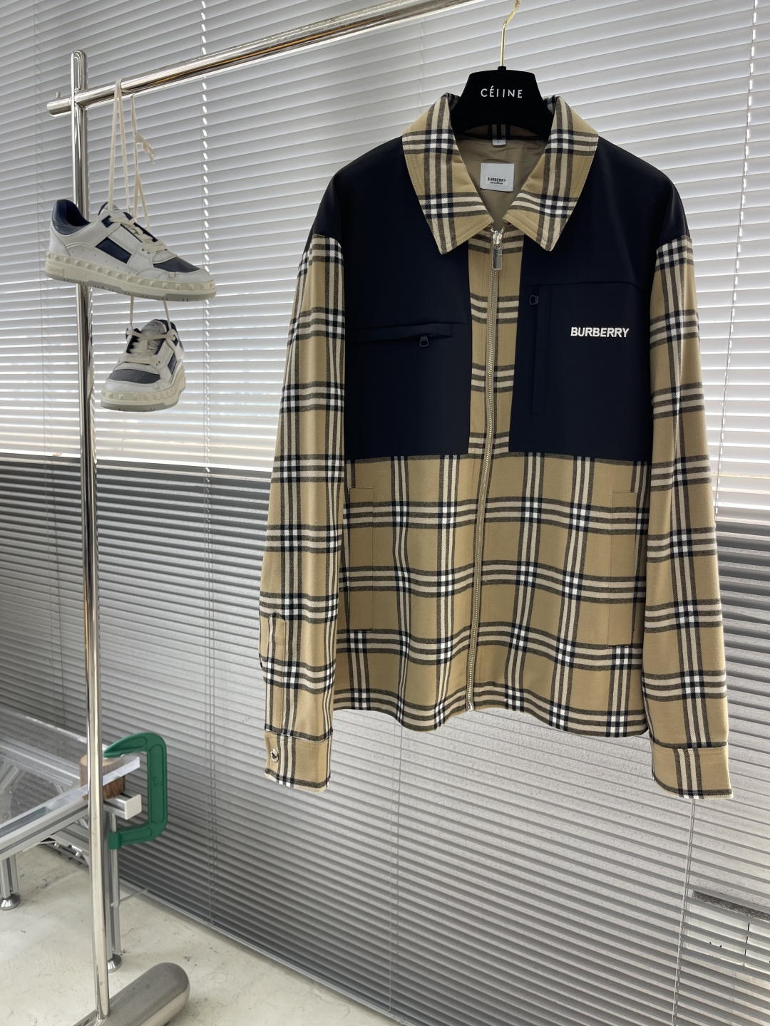 -BBR 25早秋新品格纹翻领夹克衫外套！整体采用经典的格纹元素图案，以卡其色为底色，极具品牌辨识度。整