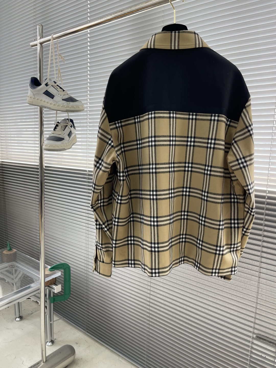 -BBR 25早秋新品格纹翻领夹克衫外套！整体采用经典的格纹元素图案，以卡其色为底色，极具品牌辨识度。整